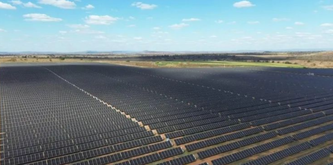 ブラジルの送電網に接続されたアメリカ最大の太陽光発電所