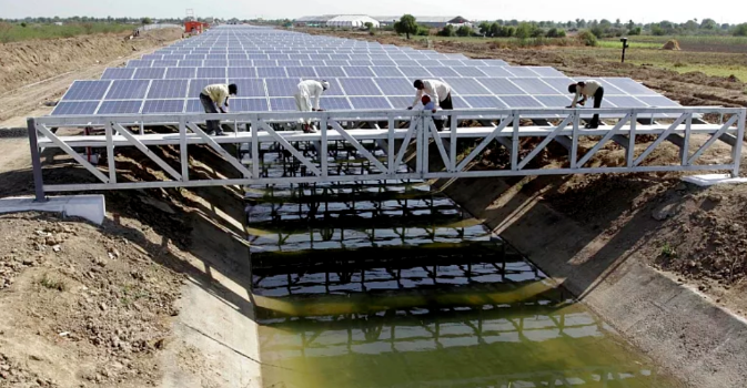 太陽光発電の新しいコンセプト、運河上の太陽光発電！